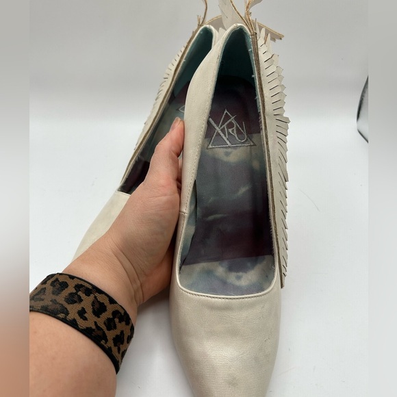 YRU Y.R.U. Angel Pure Angyl Wing Heavenly Heel Pumps Bone/Cream/White Vegan Sz 8 - Picture 7 of 12